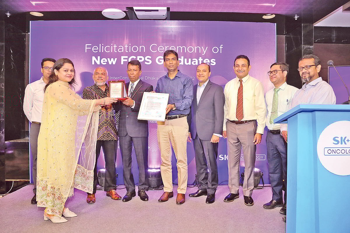 নতুন ক্যানসার বিশেষজ্ঞদের হাতে সম্মাননা তুলে দেন অধ্যাপক ডা. মো. ইউসুফ আলী, অধ্যাপক ডা. স্বপন বন্দ্যোপাধ্যায়সহ অতিথিরা