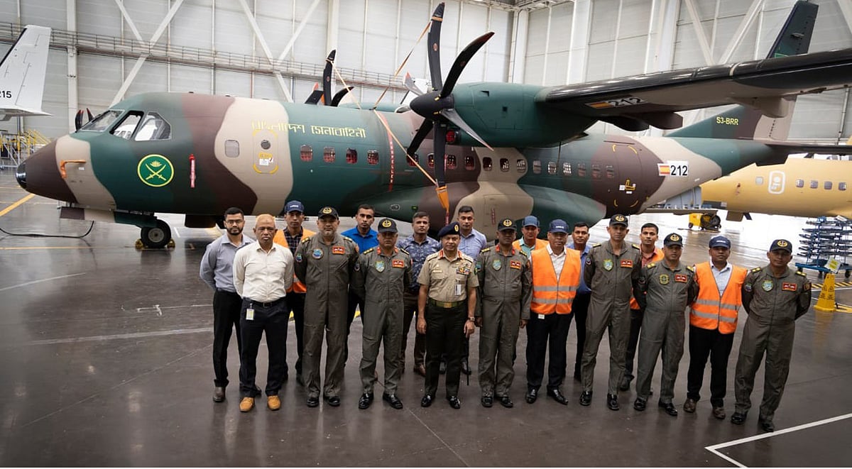 সেনাপ্রধান জেনারেল এস এম শফিউদ্দিন আহমেদ স্পেন সফরকালে সেনাবাহিনীর জন্য ক্রয়কৃত দ্বিতীয় এয়ারবাস সিএএসএ সি২৯৫ডব্লিউ বিমান হস্তান্তরের নিমিত্তে স্পেনের এয়ারবাস ডিফেন্স অ্যান্ড স্পেস কারখানা পরিদর্শন করেন