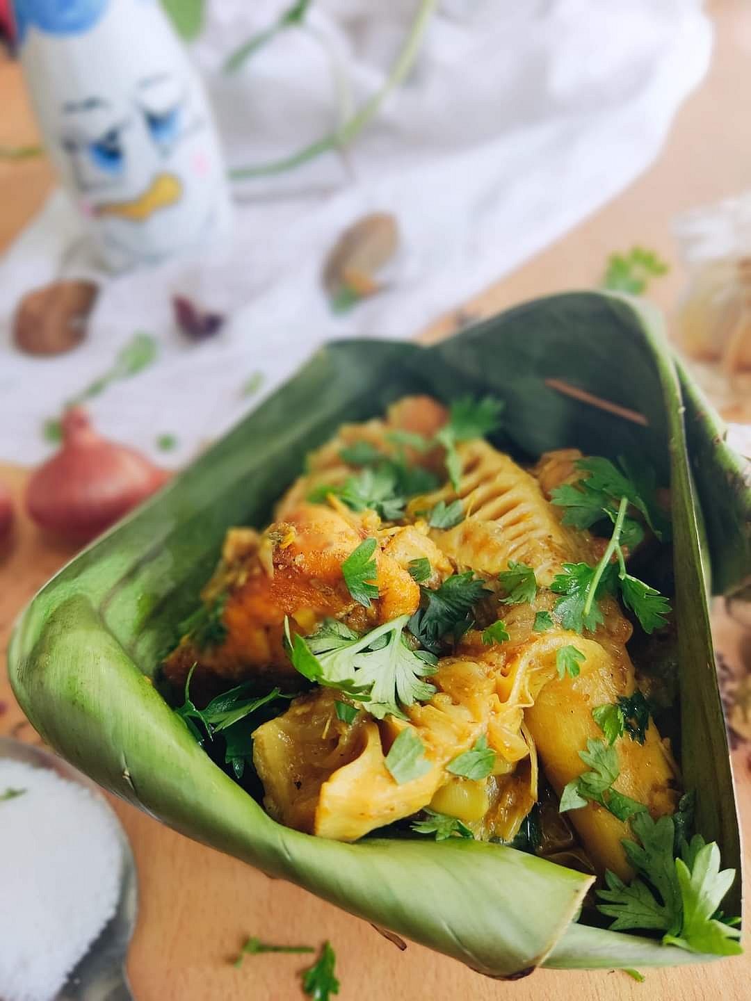 কলাপাতায় রান্না করা বাঁশ কোঁড়ল