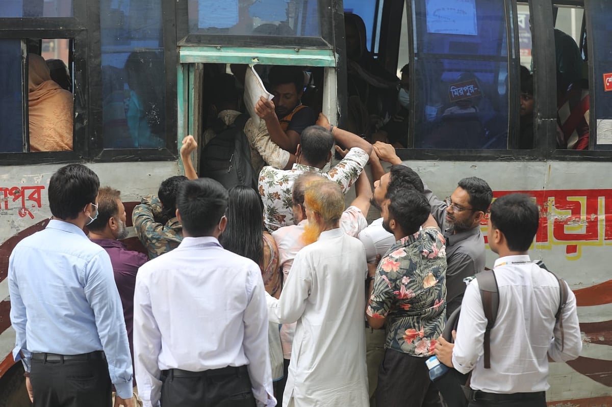 আজ সকালে ঢাকায় বাসের সংখ্যা কম লক্ষ করা গেছে। শেওড়াপাড়া, ২৪ আগস্ট