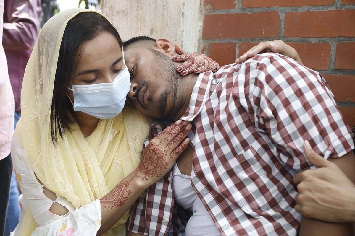 দুর্ঘটনায় বেঁচে যান নবদম্পতি রিয়া আক্তার ও রেজাউল করিম হৃদয়।