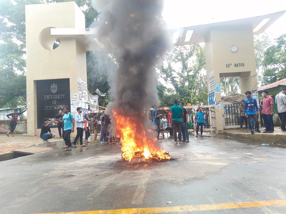 চবির মূল ফটকের সামনে আগুন ধরিয়ে শাখা ছাত্রলীগের একাংশের নেতা-কর্মীদের বিক্ষোভ