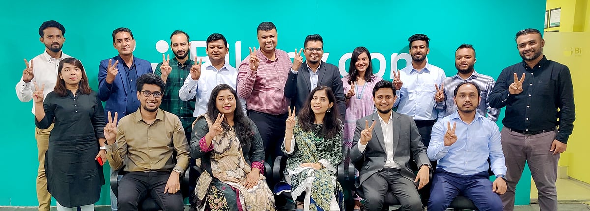 ছবি: বিক্রয় ডটকম-এর ঊর্ধ্বতন কর্মকর্তারা