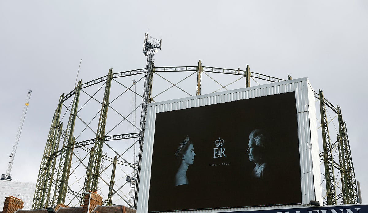 রানির মৃত্যুর পর আজ যেহেতু ইংল্যান্ড ক্রিকেট দল প্রথম মাঠে নেমেছে, শোক ও শ্রদ্ধা জানাতে তাই বিশেষ আয়োজন করা হয়েছিল ওভালে