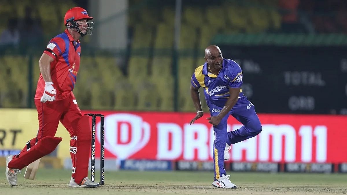 রোড সেফটি ক্রিকেটে খেলছেন সনাৎ জয়াসুরিয়া