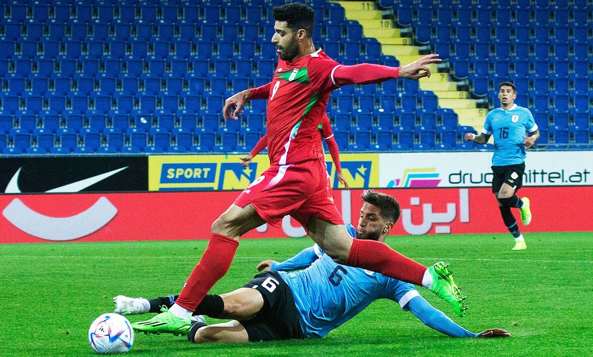 উরুগুয়ের রদ্রিগো বেন্তাঙ্কুরকে গোলমুখে এগিয়ে যাচ্ছেন ইরানের মেহদি তেরেমি।