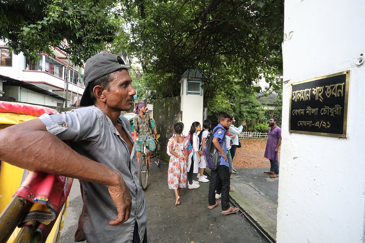 রুপালি পর্দায় রাজত্ব করা নায়ক সালমান শাহর মৃত্যুবার্ষিকীতে তাঁর স্মৃতিবিজড়িত বাড়িতে ছুটে এসেছেন দেশের বিভিন্ন অঞ্চলের ভক্তরা। বাড়িটির ফটকের সামনে দাঁড়িয়ে আছেন তাঁর এক ভক্ত