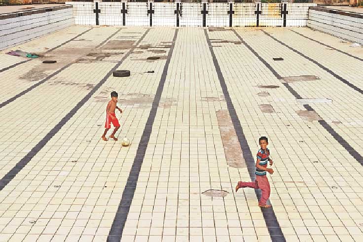 পানিশূন্য সুইমিংপুলটি ২২ বছর ধরে অব্যবহৃত। দুই কিশোর মিলে তাই সেটাকে বানিয়ে ফেলল ফুটবল মাঠই! সম্প্রতি বরিশাল জেলা সুইমিংপুলে