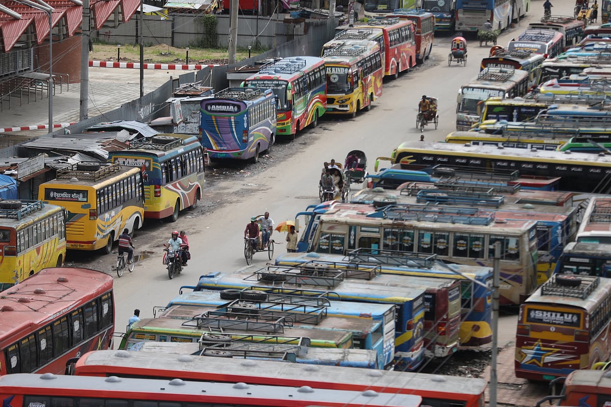 সিলেট জেলায় ট্রাফিক পুলিশের হয়রানি বন্ধসহ পাঁচ দফা দাবিতে আজ 
 মঙ্গলবার ভোর থেকে অনির্দিষ্টকালের ধর্মঘট পালন করছেন পরিবহনশ্রমিকেরা। সিলেট কেন্দ্রীয় বাস টার্মিনাল এলাকা