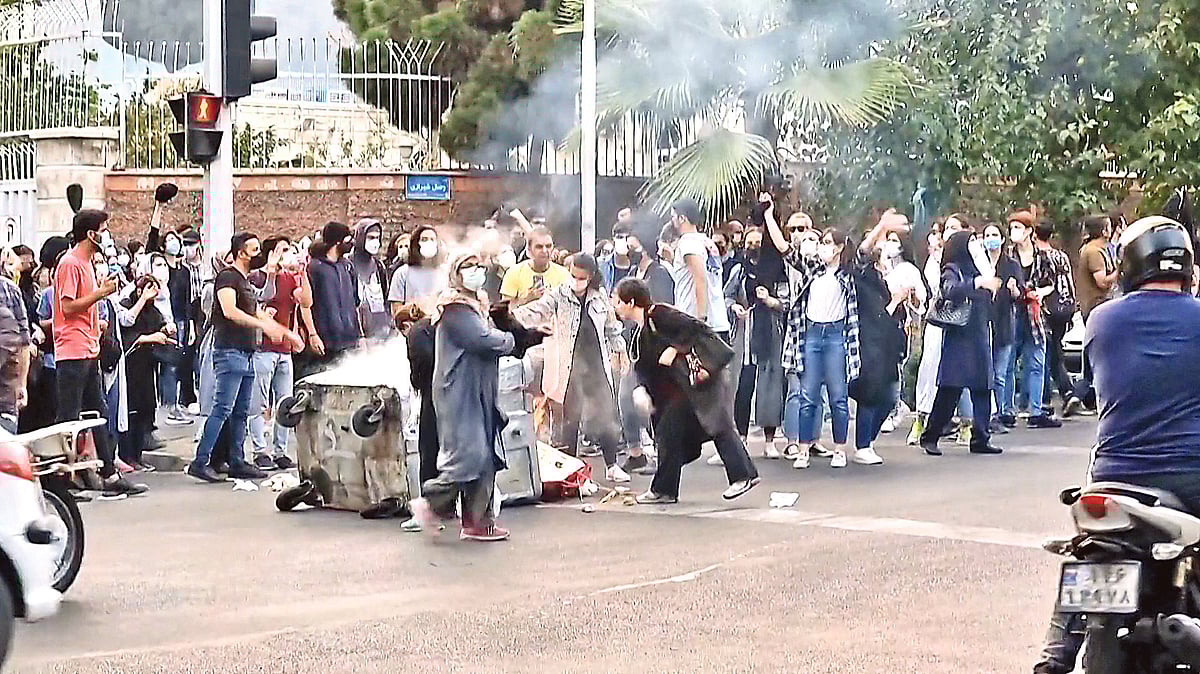 ইরানে পুলিশি হেফাজতে তরুণী মাসা আমিনির মৃত্যুর ঘটনায় বিক্ষোভ চলছে। গত মঙ্গলবার রাজধানী তেহরানে।