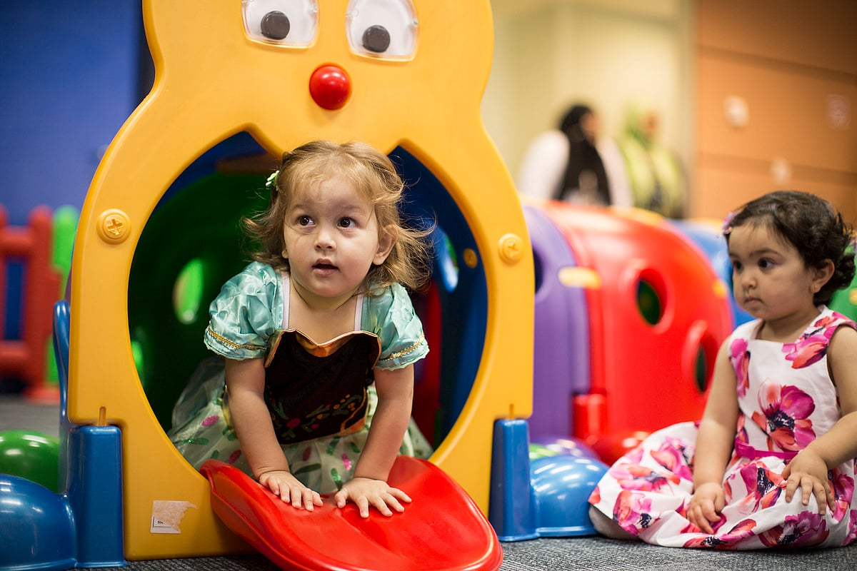 ডে-কেয়ারে খেলছে বাচ্চারা