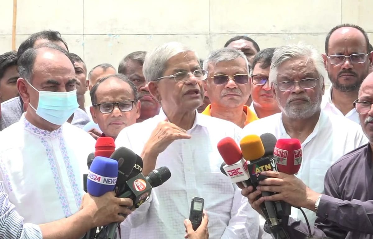 বিএনপির প্রতিষ্ঠাতা প্রয়াত জিয়াউর রহমানের কবরে শ্রদ্ধা নিবেদনের পর বিএনপি মহাসচিব