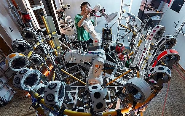 জুতা পরিষ্কার ও মেরামতের রোবট