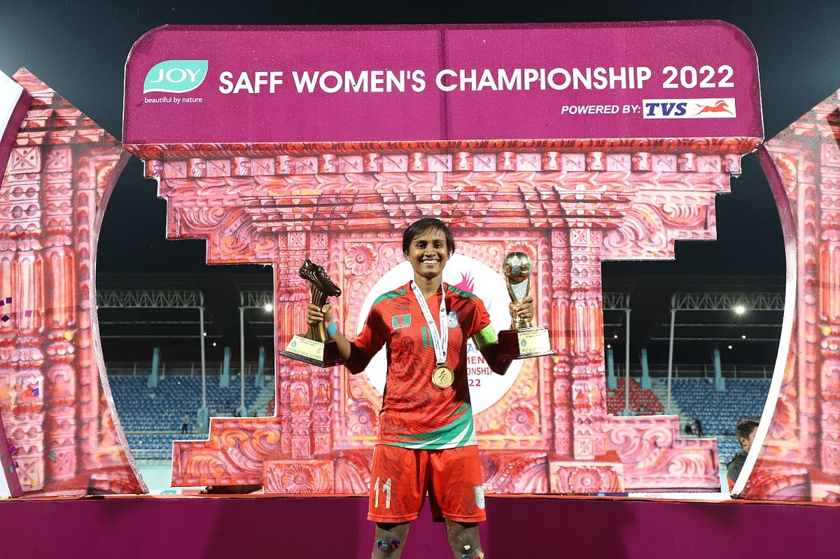 সেরা খেলোয়াড় ও সর্বোচ্চ গোলদাতার পুরস্কার হাতে সাবিনা