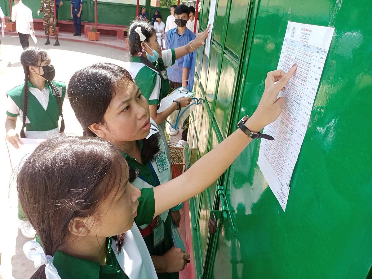 কেন্দ্রে প্রবেশের পর কোন কক্ষে আসন পড়েছে, তা নোটিশ বোর্ড থেকে জেনে নিচ্ছে শিক্ষার্থীরা। রাঙামাটি শহরের রানী দয়াময়ী উচ্চবিদ্যালয় কেন্দ্র