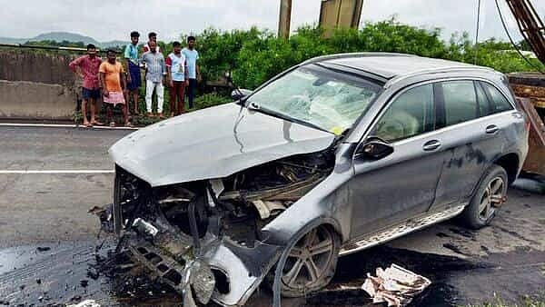 ৫৪ বছর বয়সী সাইরাস একটি মার্সিডিজ গাড়িতে করে আহমেদাবাদ থেকে মুম্বাই যাচ্ছিলেন