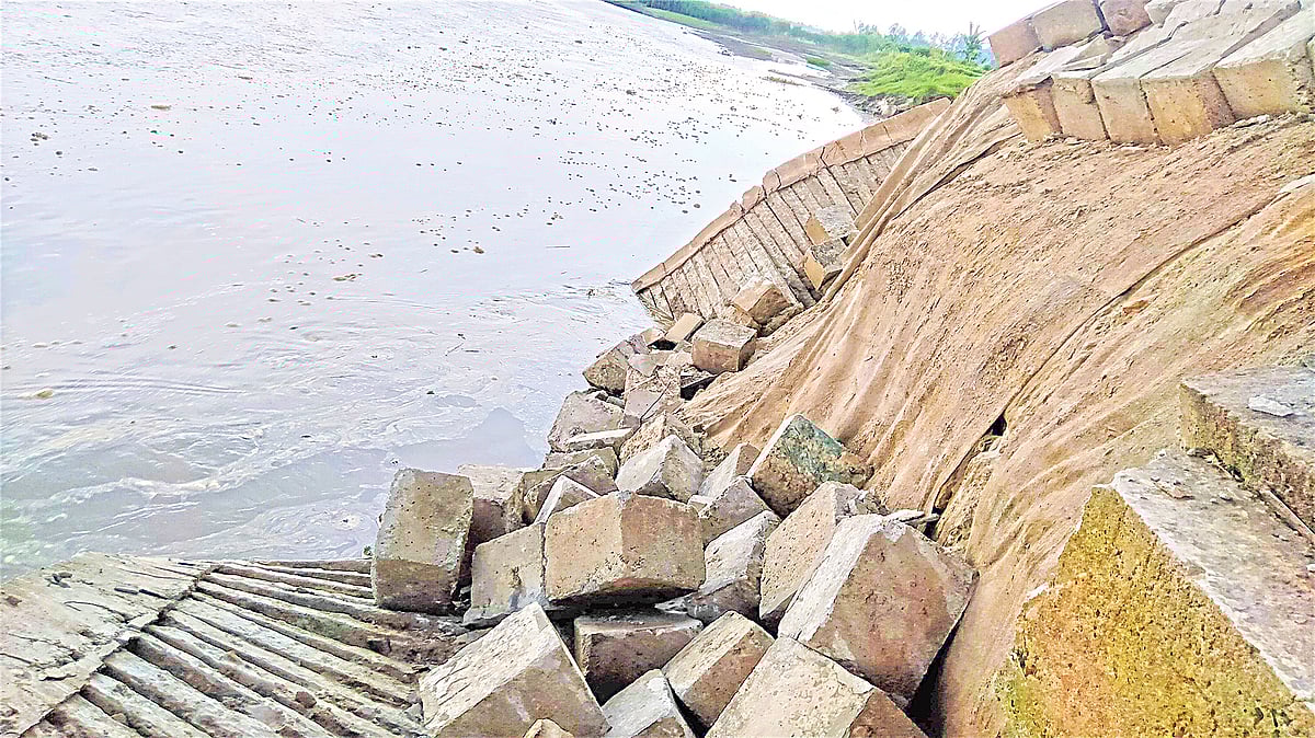 জামালপুরের ইসলামপুরের ফকিরপাড়ায় ব্রহ্মপুত্র নদ থেকে অবৈধভাবে বালু তোলায় সেতুর পিলারের ব্লক ধসে পড়ছে। গত রোববার বিকেলে ফকিরপাড়া এলাকায়
