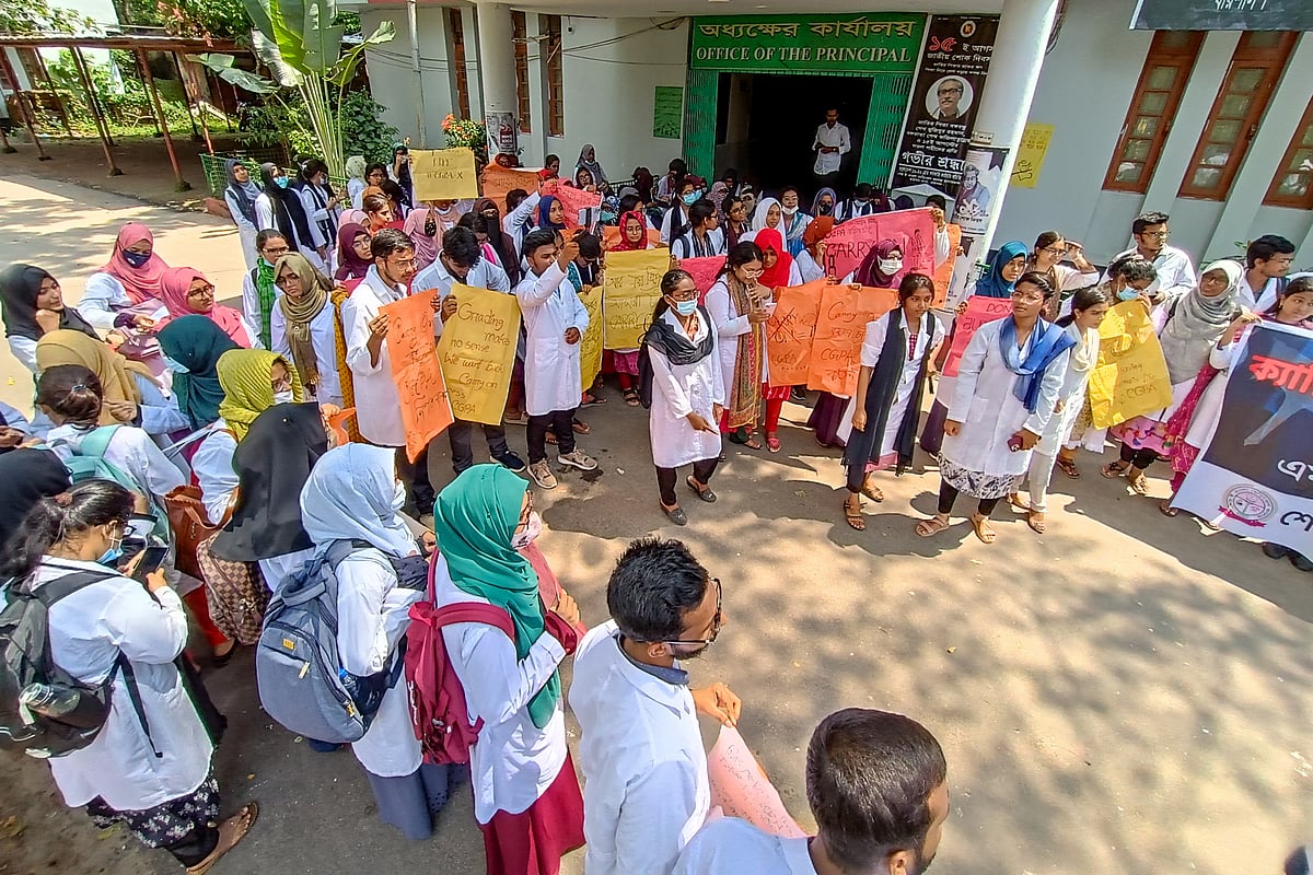 সিজিপিএ নিয়ম বাতিল করে ক্যারি অন পদ্ধতি বহালের দাবিতে বরিশালের শের-ই-বাংলা মেডিকেল কলেজের শিক্ষার্থীরা অধ্যক্ষের কার্যালয়ের সামনে বিক্ষোভ কর্মসূচি পালন করেন