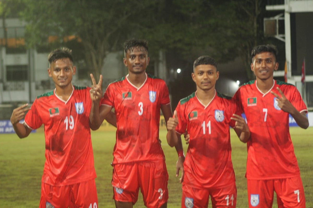 জয়ের পর বাংলাদেশ অনূর্ধ্ব–১৭ দলের খেলোয়াড়েরা। জোড়া গোল করা মুর্শেদ আলীর (ডান থেকে দ্বিতীয়) সঙ্গে রুবেল শেখ (ডানে), সিরাজুল ইসলাম (বাঁ থেকে দ্বিতীয়) ও নাজিমউদ্দিন (বাঁয়ে)। সবাই গোল পেয়েছেন