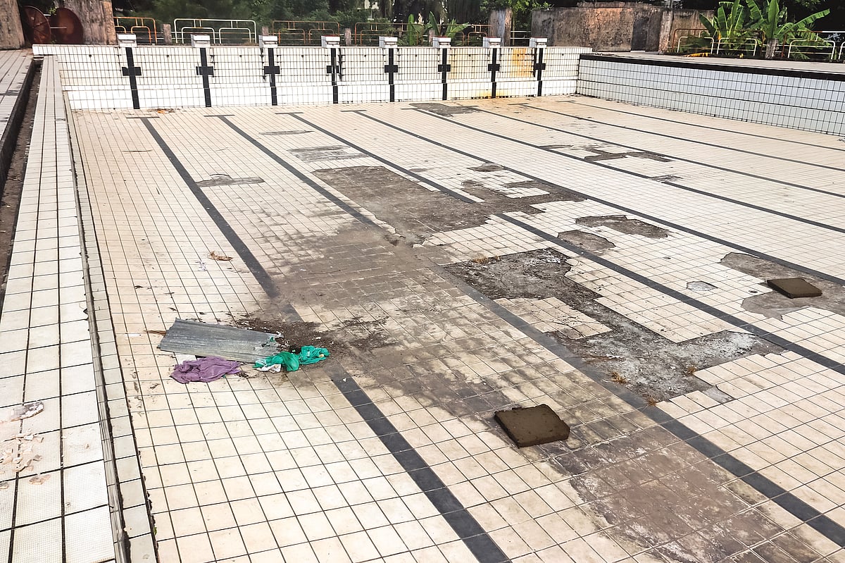 টাইলস উঠে ক্ষতবিক্ষত বরিশাল জেলা সুইমিংপুল। ২০০০ সালে উদ্বোধনের পর একবারের জন্যও ব্যবহৃত হয়নি এটি