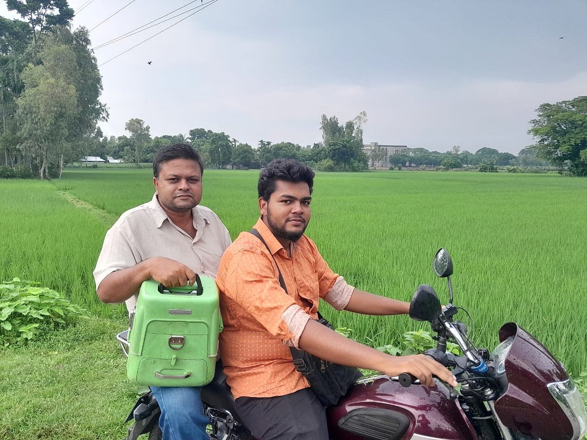 ইন্টারনেট গ্রাহকের সমস্যার সমাধান করতে এভাবেই এগিয়ে যান বাবা সাজেদুল ইসলাম (বাঁয়ে) ও ছেলে মুনতাসির মামুন