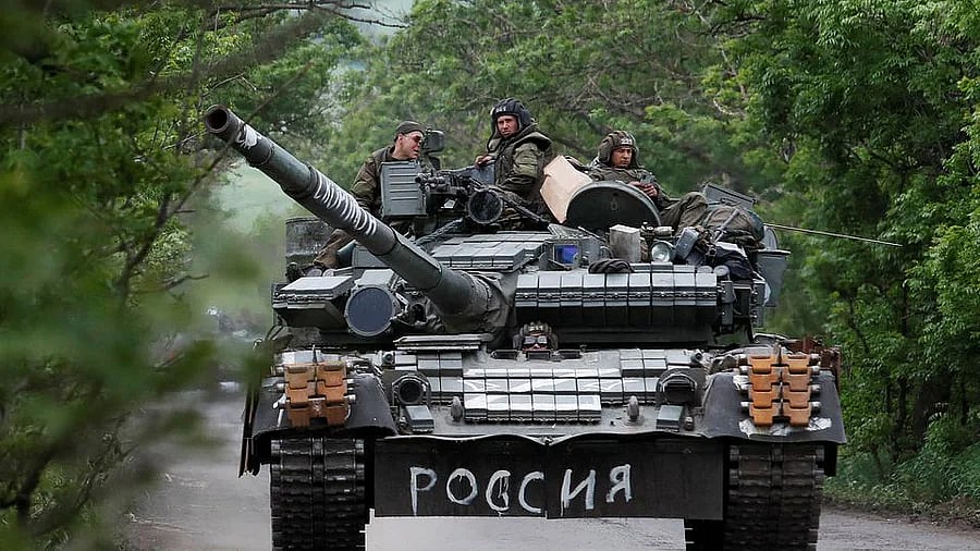 ইউক্রেনের দোনেৎস্ক অঞ্চলের একটি সড়কে রুশপন্থী বাহিনীর ট্যাংক