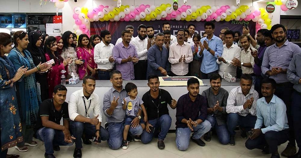 কেক কেটে শাখার কার্যক্রম উদ্বোধন করেন আহমেদ হাসান (মাঝখানে)