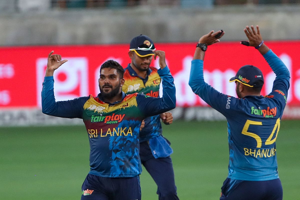 শ্রীলঙ্কার ক্রিকেটারদের উইকেট পাওয়ার উচ্ছ্বাস। পাকিস্তানকে হারিয়ে ম্যাচ শেষেও হেসেছেন তাঁরাই