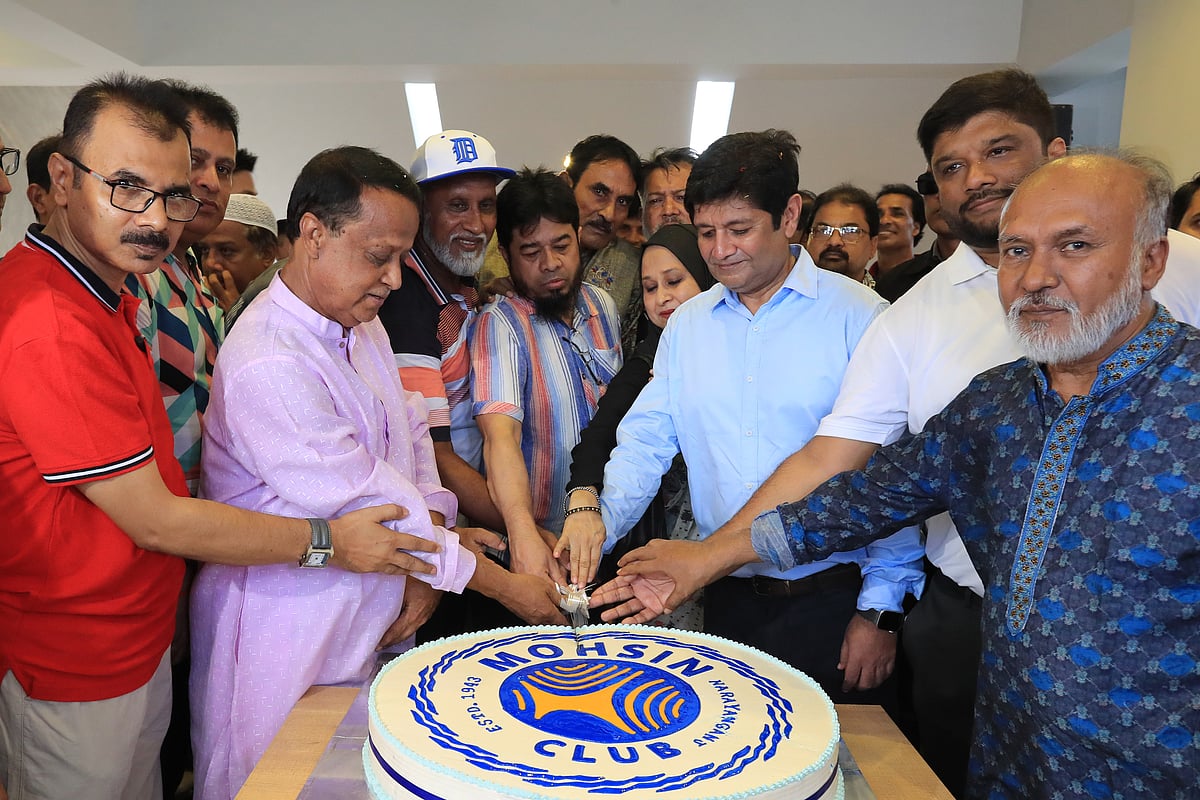 প্রয়াত ফুটবলার মোনেম মুন্নার স্ত্রী ও সাবেক ফুটবলারদের নিয়ে নারায়ণগঞ্জ মহসিন ক্লাবের নতুন ভবনের উদ্বোধন করেন রিয়াজ উদ্দিন আল মামুন