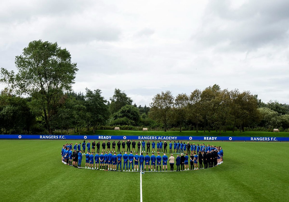 রানির প্রতি শ্রদ্ধা জানিয়ে নীরবতা পালন করেছেন রেঞ্জার্স ফুটবল দল