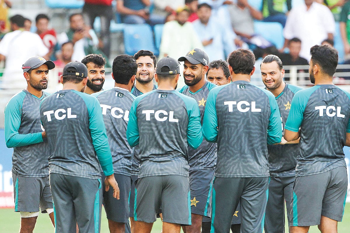 এশিয়া কাপে এখনো হাসেনি বাবর আজমের ব্যাট। তবে আজ ফাইনাল শেষে সতীর্থদের মুখের এই হাসি ধরে রাখতে নিশ্চয়ই সামনে থেকেই নেতৃত্ব দিতে চাইবেন পাকিস্তান অধিনায়ক