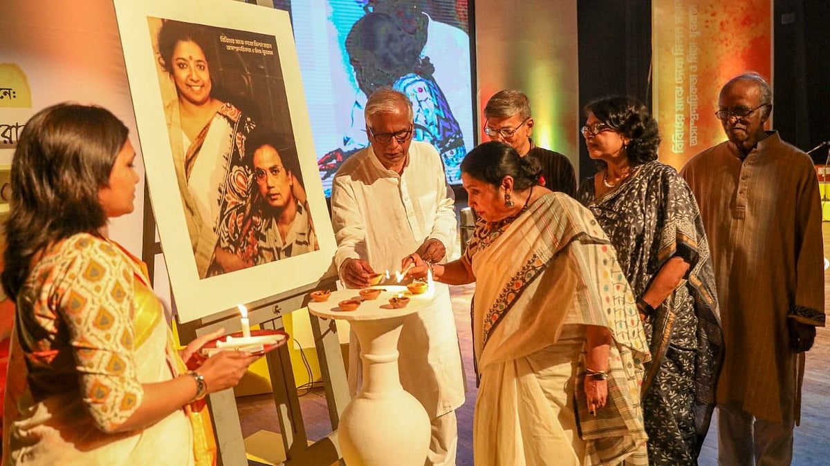 প্রয়াত দুই শিল্পীর স্মরণে শুক্রবার সন্ধ্যায় বাংলাদেশ শিল্পকলা একাডেমির জাতীয় নাট্যশালায় আয়োজিত ‘মিতা-যুবরাজ উৎসব’–এর উদ্বোধন করেন বরেণ্য অভিনয়শিল্পী ফেরদৌসী মজুমদার