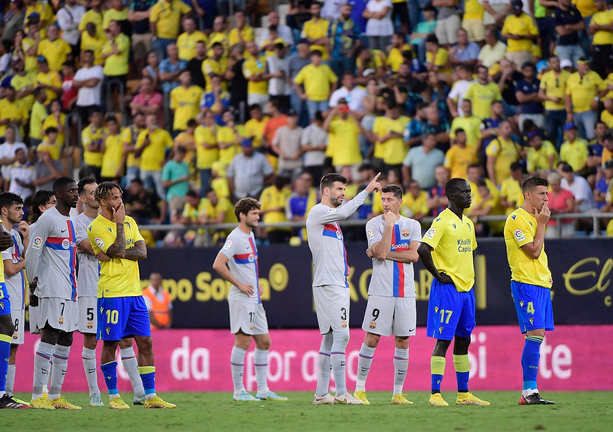 হৃদরোগে আক্রান্ত দর্শকের জন্য খেলা বন্ধ হয়ে গেলে এভাবেই ঠায় দাঁড়িয়ে থাকেন বার্সেলোনা ও কাদিজের খেলোয়াড়রা।