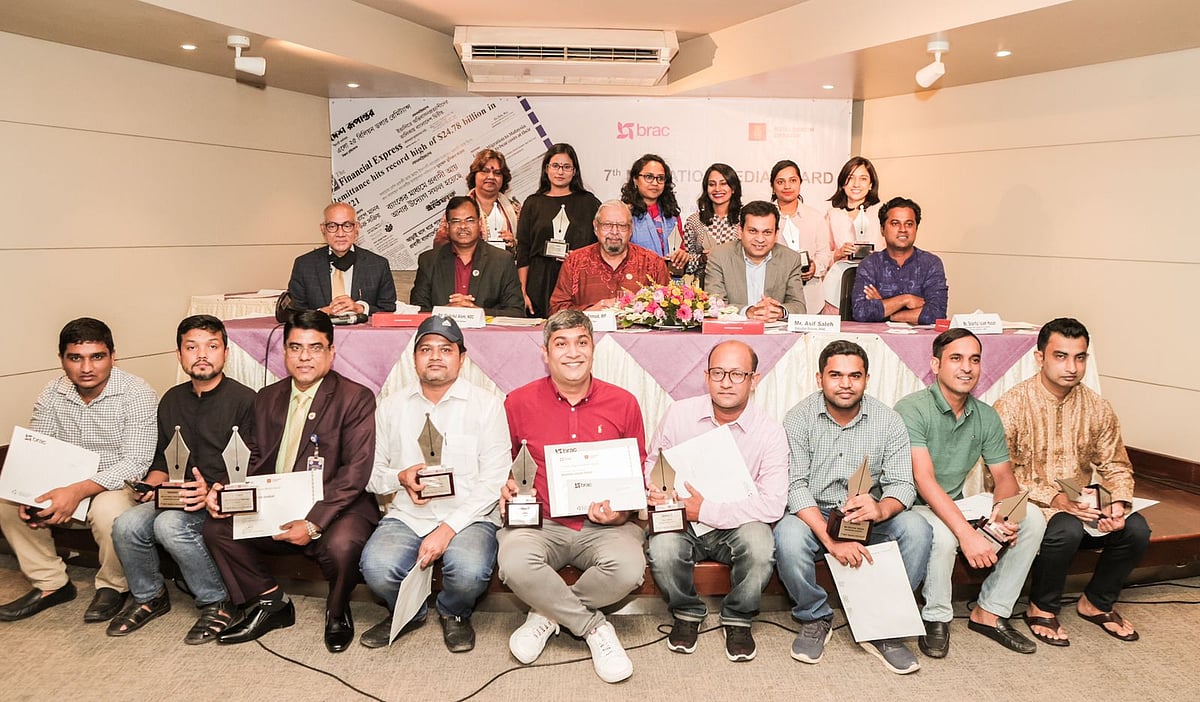 অতিথিদের সঙ্গে পুরস্কারপ্রাপ্ত সাংবাদিকেরা