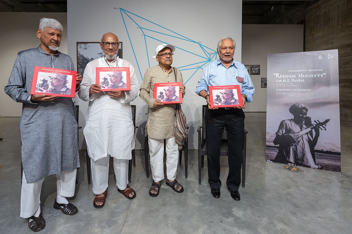 ‘এ ফটোগ্রাফিক—র‌্যান্ডম হারভেস্টস’ বইয়ের মোড়ক উন্মোচনে জাবের করিম, আবদুল মুয়ীদ চৌধুরী, হাসান মনসুর ও ইফতেখারুল করিম (বাঁ থেকে)। শুক্রবার বেঙ্গল শিল্পালয়ে