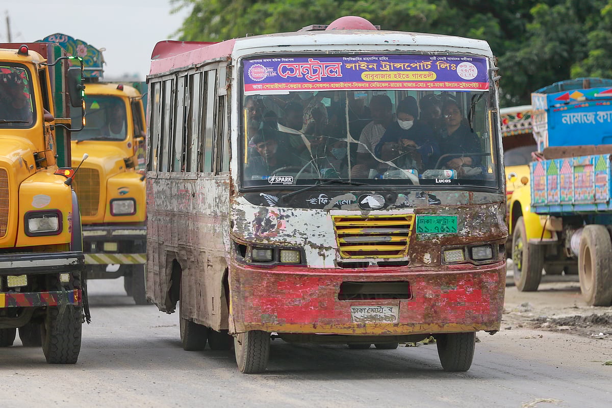 মোহাম্মদপুর বেড়িবাঁধ এলাকায় লক্কড়ঝক্কড় একটি বাস। ঢাকার বিভিন্ন জায়গায় এ ধরনের বাস অহরহ চলাচল করে