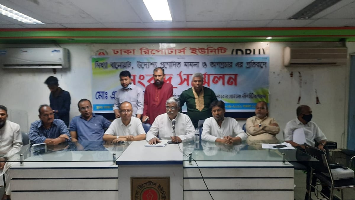 জসিম উদ্দিনের ওপর হামলার অভিযোগ নিয়ে সংবাদ সম্মেলন করেন এনামুল হক