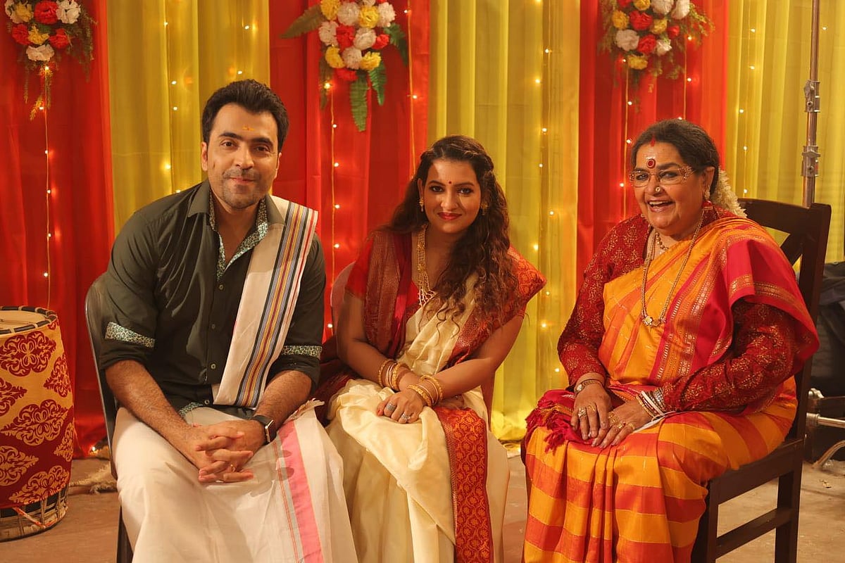 কলকাতায় মিউজিক ভিডিওর শুটিংয়ের ফাঁকে অভিনেতা আবীর চট্টোপাধ্যায়, সংগীতশিল্পী সিঁথি সাহা ও উষা উথুপ।