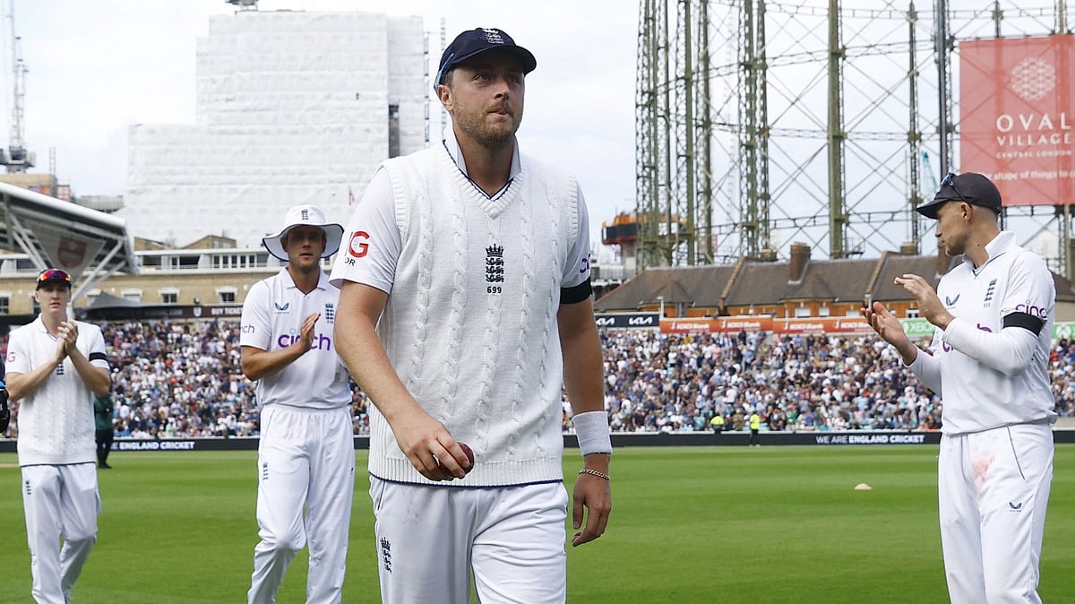 ৫ উইকেট নিয়েছেন ইংল্যান্ডের ওলি রবিনসন