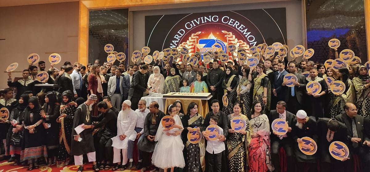 প্রতিষ্ঠাবার্ষিকীর অনুষ্ঠানে সম্মাননা স্মারক প্রদান করা হয়