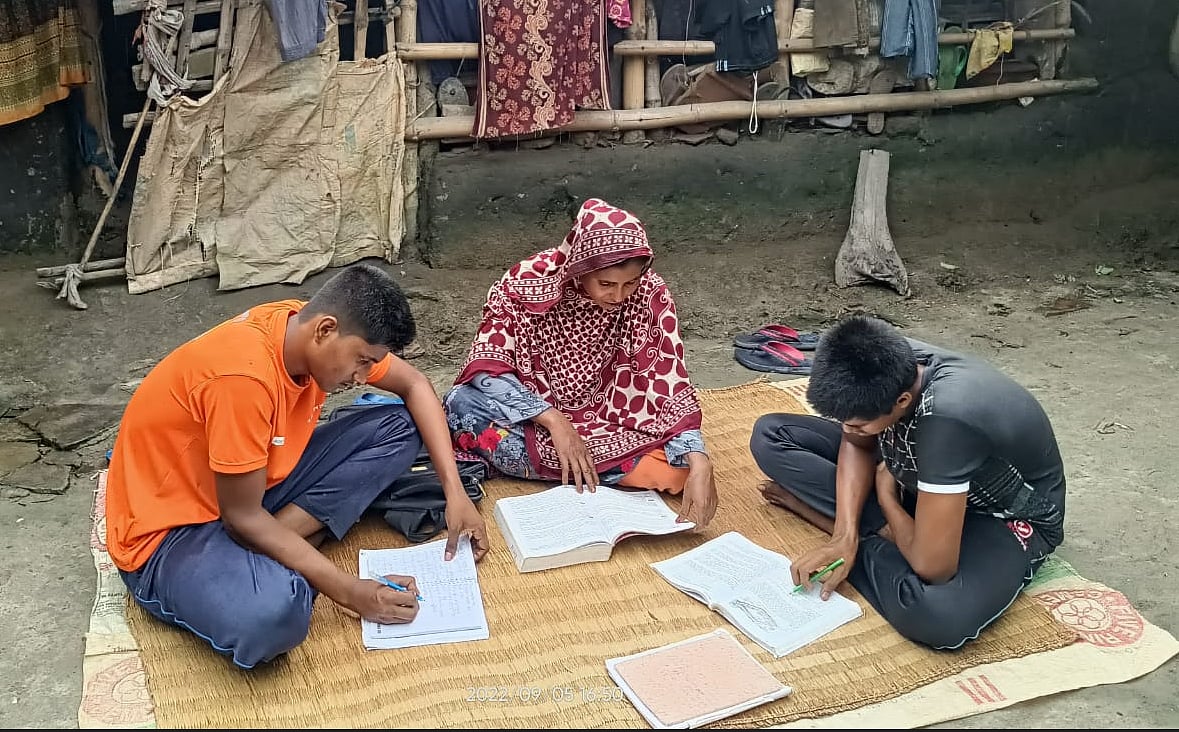 সময় পেলেই দুই সন্তানকে নিয়ে উঠানে পড়তে বসেন সাতক্ষীরার পাটকেলঘাটার  ফিরোজা