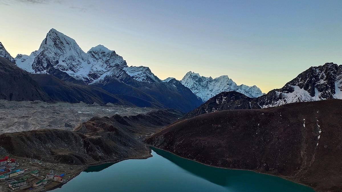 সূর্যোদয়ের আগে গোকিও রি থেকে দেখা গোকিও লেক