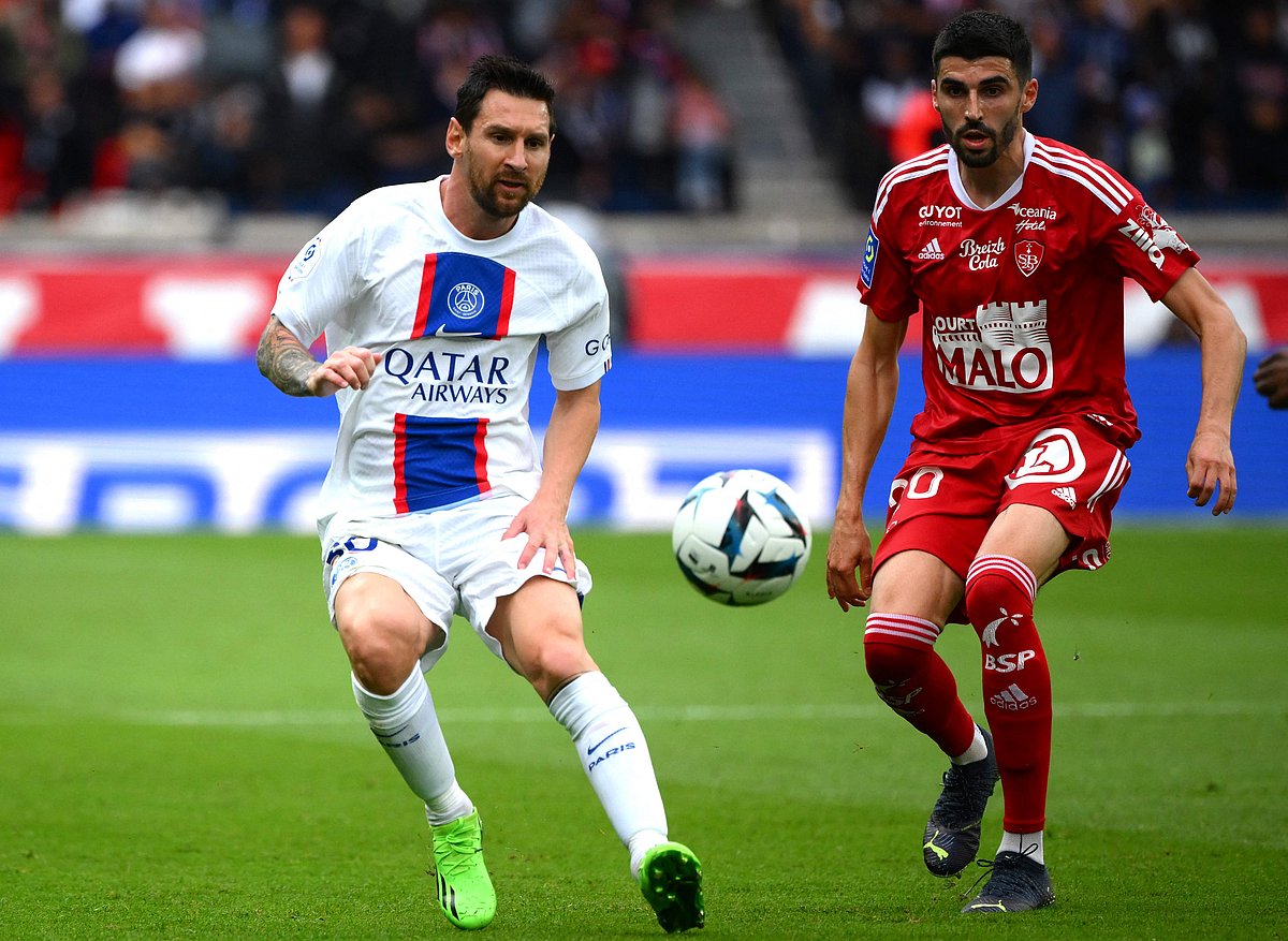 সতীর্থকে পাস দিচ্ছেন মেসি।