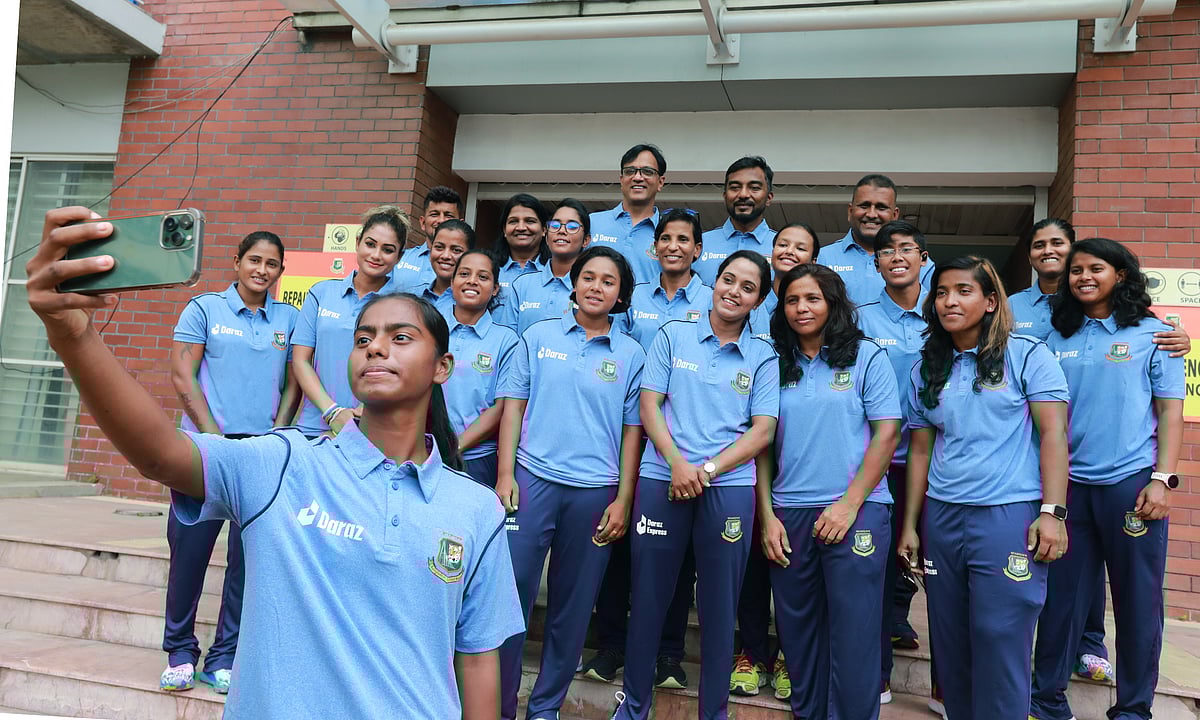 বাছাইপর্ব খেলতে যাওয়ার আগে মারুফার সেলফিতে বাংলাদেশ দল, আজ মিরপুর শেরেবাংলা স্টেডিয়ামে একাডেমির সামনে