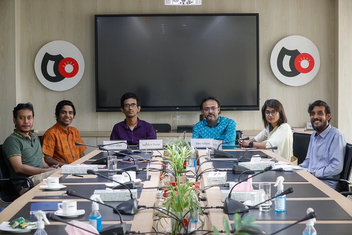 তরুণ কবিদের মুক্ত সংলাপে (বাঁ থেকে) হিজল জোবায়ের, পিয়াস মজিদ, শুভাশিস সিনহা, সুমন সাজ্জাদ, আফরোজা সোমা ও আলতাফ শাহনেওয়াজ