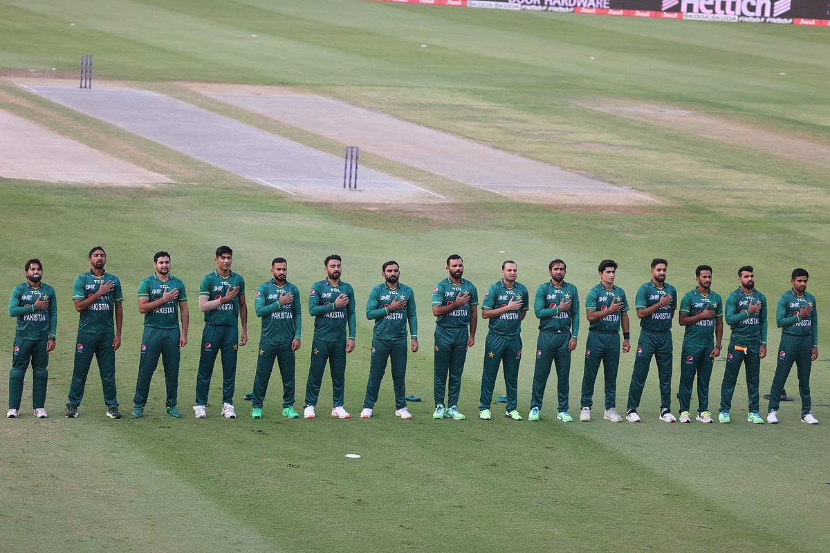 জাতীয় সঙ্গীত বেজে চলার মুহূর্তে পাকিস্তান জাতীয় ক্রিকেট দল।