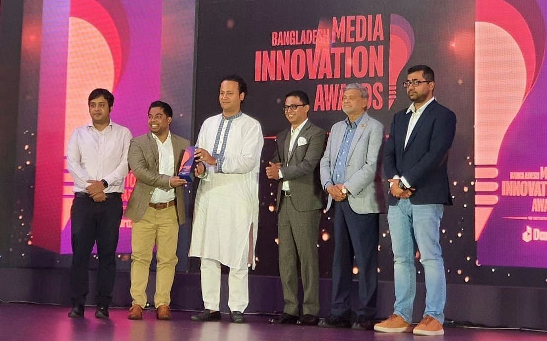 শিক্ষা উপমন্ত্রী মহিবুল হাসান চৌধুরীর কাছ থেকে পুরস্কার নিচ্ছেন চরকির প্রধান পরিচালন কর্মকর্তা রেদওয়ান রনি ও প্রথম আলো ডিজিটালের হেড অব বিজনেস জাবেদ সুলতান