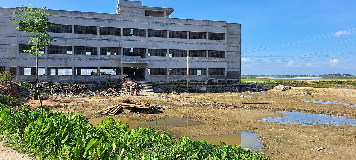 সুনামগঞ্জের শাল্লায় প্রতাপপুর পাবলিক নিম্ন মাধ্যমিক বিদ্যালয়ের মাঠে মাটি ভরাটের জন্য চার লাখ টাকা বরাদ্দ দেওয়া হয়েছিল। এ টাকার পুরোটাই উত্তোলন করা হলেও কাজ হয়নি। গত ২৫ আগস্ট তোলা ছবি