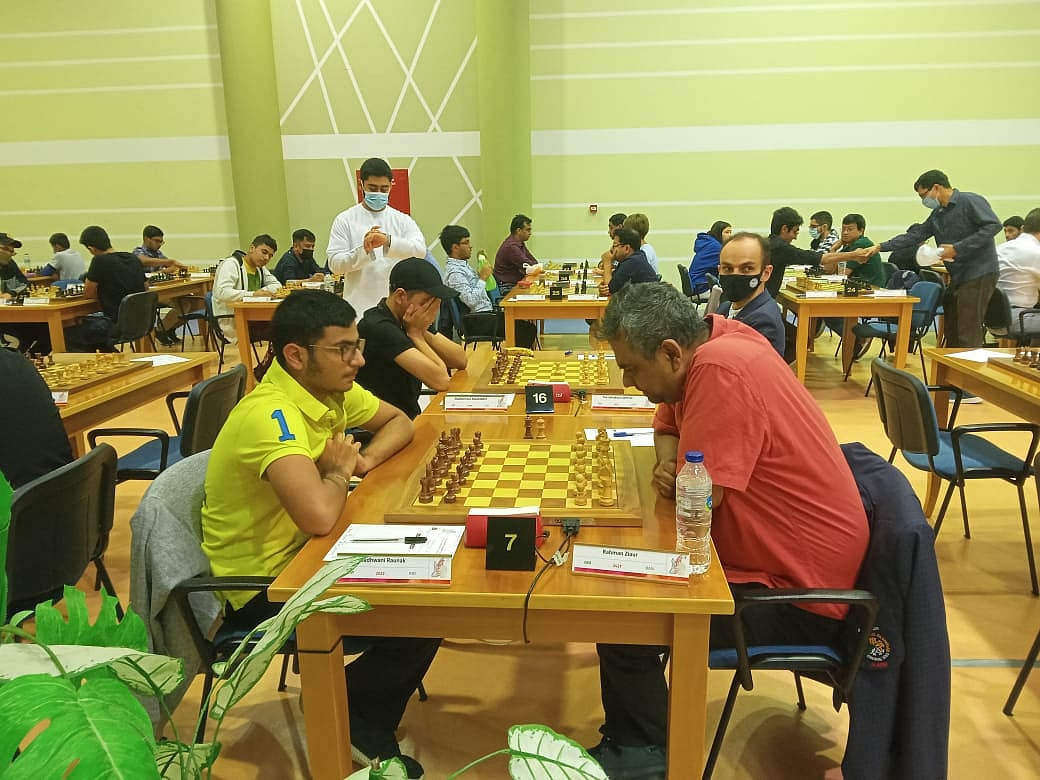 দুবাই ওপেনে দাবার বোর্ডে মগ্ন জিয়া (ডানে)