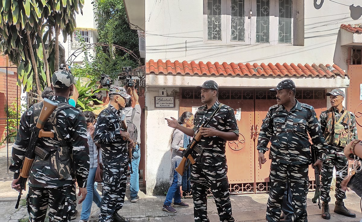 পশ্চিমবঙ্গের আইনমন্ত্রী মলয় ঘটকের লেক গার্ডেনসের বাসায় আজ তল্লাশি চালায় সিবিআই